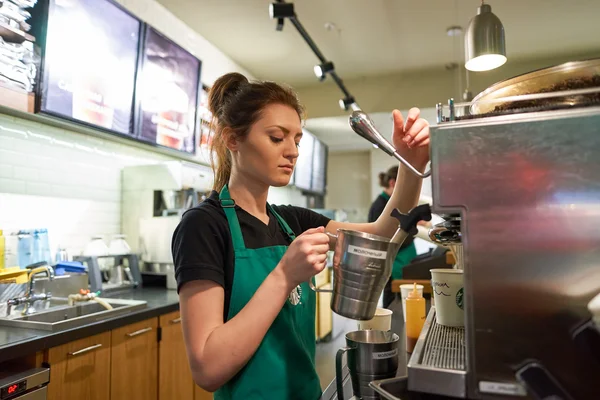 Werknemer bij Starbucks Cafe — Stockfoto