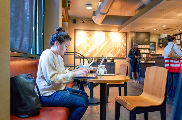 Woman in Starbucks Cafe — Stock Photo, Image