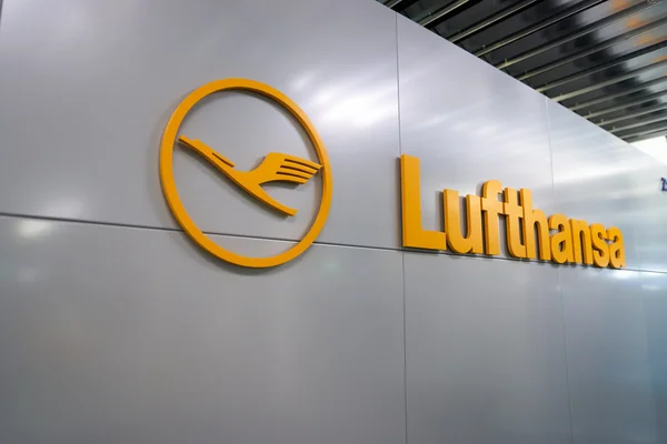 Logo Lufthansa na stěně — Stock fotografie