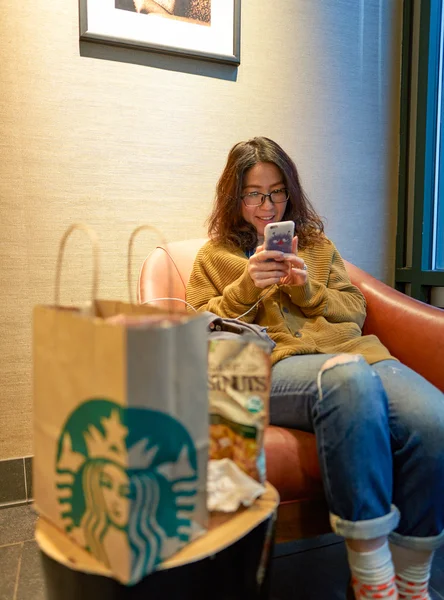 Kadın Starbucks Cafe — Stok fotoğraf