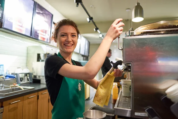 Arbetare på Starbucks Cafe — Stockfoto