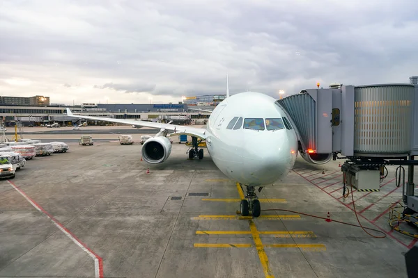 Самолет пристыкован в аэропорту Франкфурта — стоковое фото