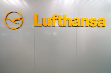 Duvarda Lufthansa logosu