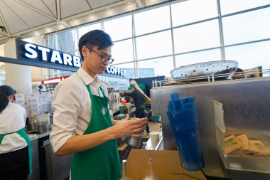 Hong Kong Havaalanı'nda Starbucks kafe
