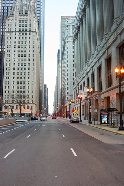 Street of Chicago på kvällen — Stockfoto