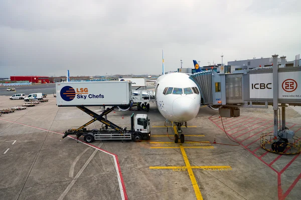 Flugzeug am Frankfurter Flughafen angedockt — Stockfoto