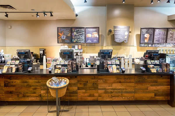 Insidan av Starbucks Cafe — Stockfoto