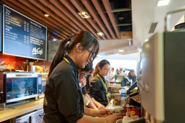 Arbeider ved McCafe på flyplassen – stockfoto