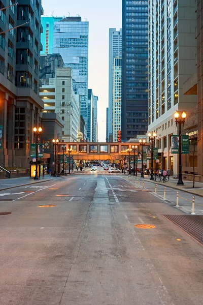 Rua de Chicago à noite — Fotografia de Stock