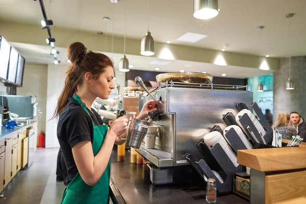 Εργαζόμενος στο Starbucks καφέ — Φωτογραφία Αρχείου