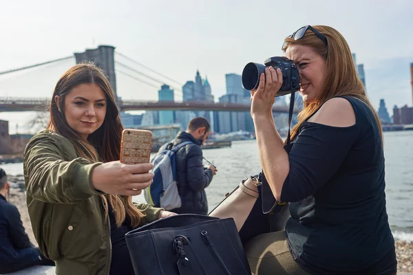 Mujer tomando una selfie — Foto de Stock