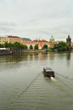 Vltava Nehri üzerinde göster