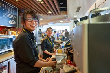 Mccafe havaalanında görevli