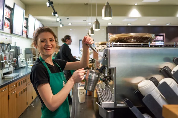 Pekerja di Starbucks Cafe — Stok Foto