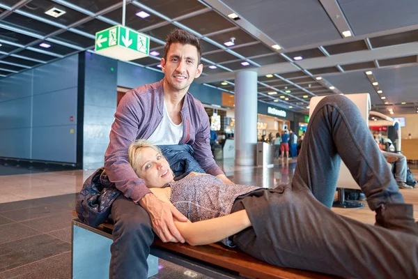 Menschen am Frankfurter Flughafen — Stockfoto