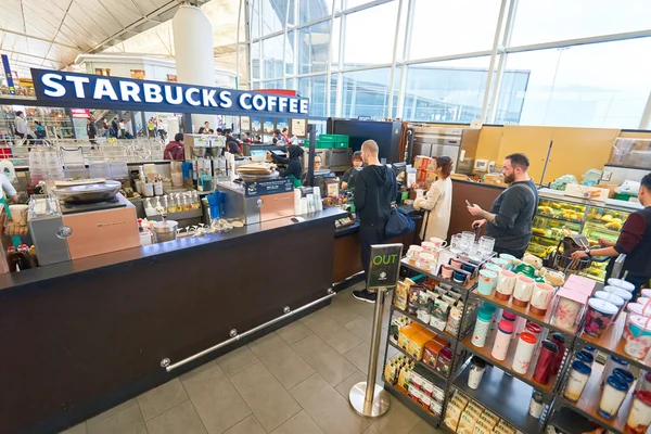 Starbucks kávézó Hong Kong repülőtéren — Stock Fotó