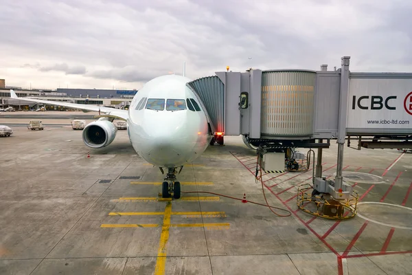 Aviones atracados en Frankfurt Aeropuerto — Foto de Stock