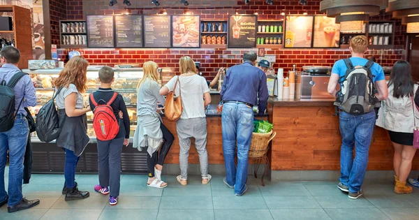 Café Starbucks no Aeroporto Internacional de Dubai — Fotografia de Stock