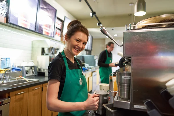 Εργαζόμενος στο Starbucks καφέ — Φωτογραφία Αρχείου