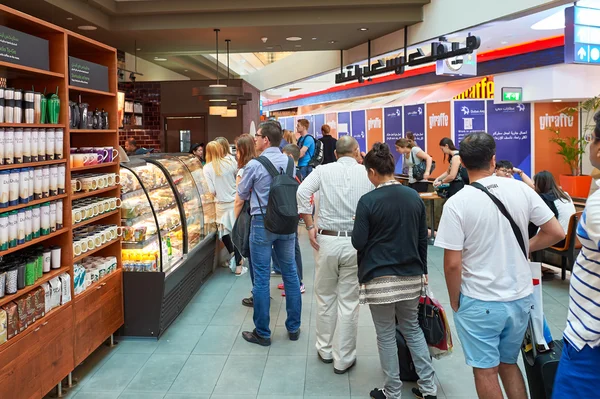 Café Starbucks no Aeroporto Internacional de Dubai — Fotografia de Stock