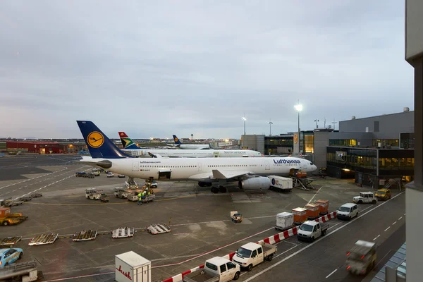 Vliegtuigen aangemeerd in Frankfurt Airport — Stockfoto