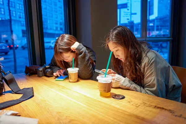 Starbucks Cafe в Нью-Йорке — стоковое фото