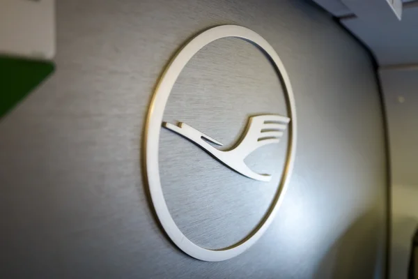 Närbild på Lufthansa logotyp — Stockfoto