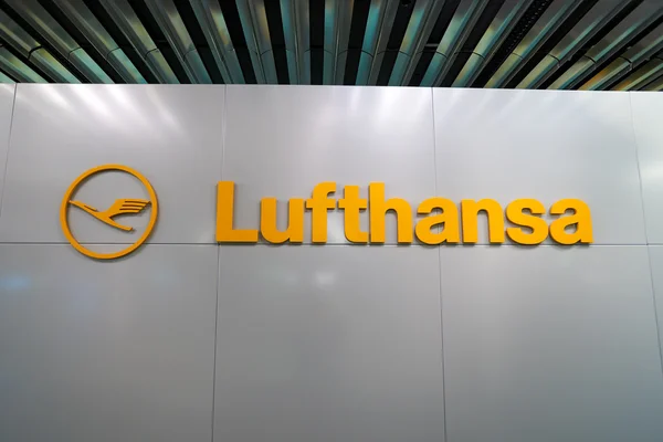 Duvarda Lufthansa logosu — Stok fotoğraf