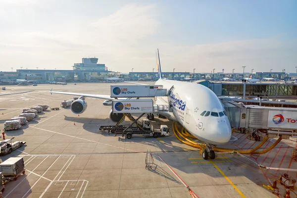 Aviões da Lufthansa atracados no Aeroporto de Frankfurt — Fotografia de Stock