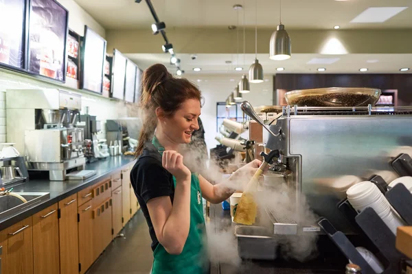 Trabajador en Starbucks Café —  Fotos de Stock