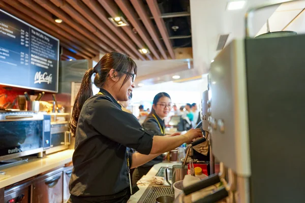 Travailleur chez McCafe à l'aéroport — Photo