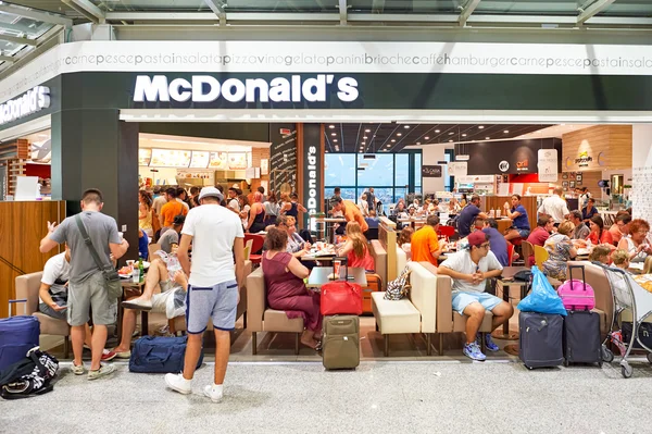 フィウミチーノ空港のマクドナルド — ストック写真