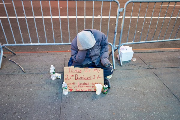 Desamparados sentados en la calle Nueva York — Foto de Stock