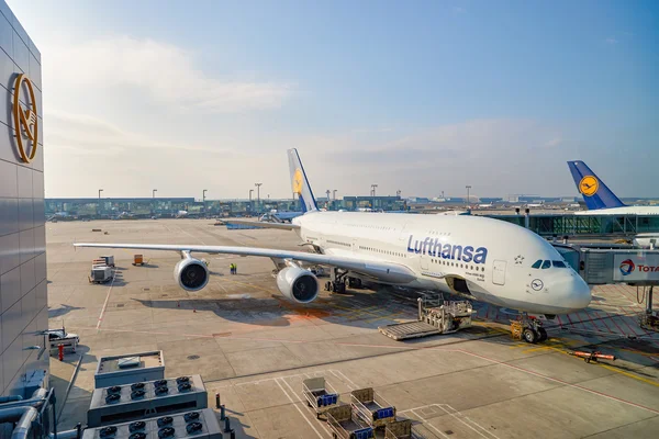 Aviões da Lufthansa atracados no Aeroporto de Frankfurt — Fotografia de Stock