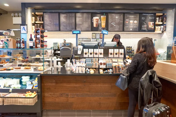 Customer in Starbucks Cafe — Stock Photo, Image