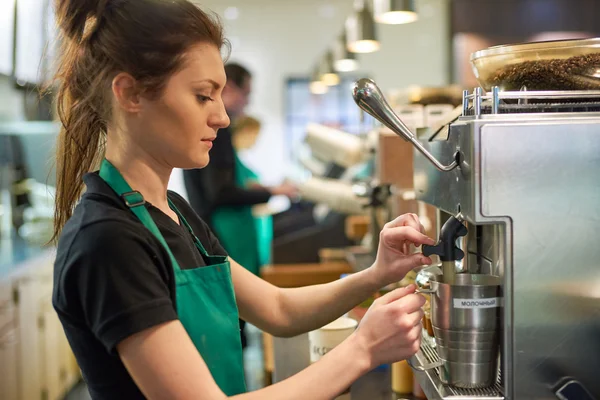 Arbetare på Starbucks Cafe — Stockfoto