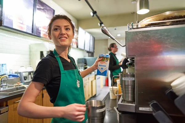 Рабочий в кафе Starbucks — стоковое фото
