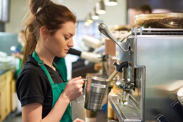 Рабочий в кафе Starbucks — стоковое фото