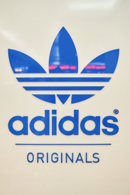 Adidas mağazası logosu