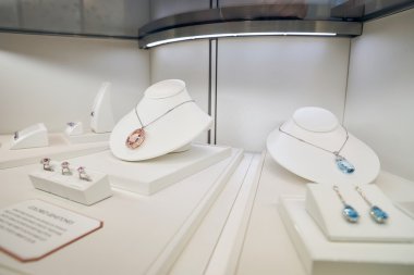  Tiffany mağazasında vitrin