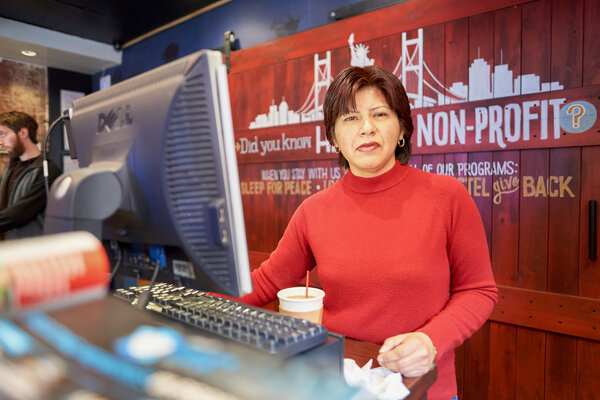 женщина на рецепции в общежитии
