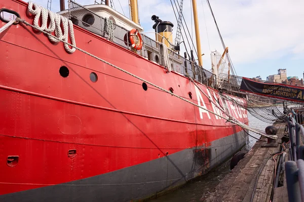 Buque amarrado en el muelle 16 — Foto de Stock