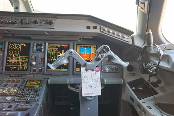 Wewnątrz kokpitu Embraer 190 — Zdjęcie stockowe