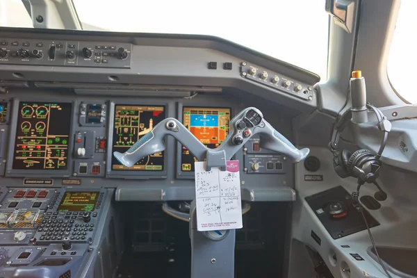 Dentro de la cabina de Embraer 190 —  Fotos de Stock