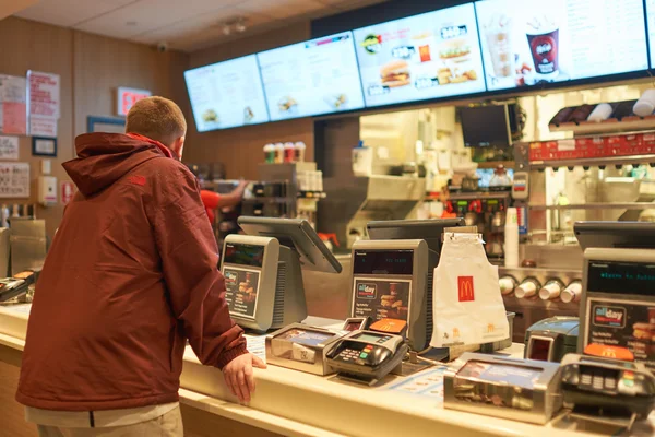 Innerhalb von mcdonald 's restaurant — Stockfoto