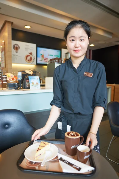Worker in McCafe restaurant — Stockfoto