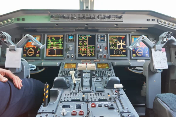 Внутри кабины Embraer 190 — стоковое фото