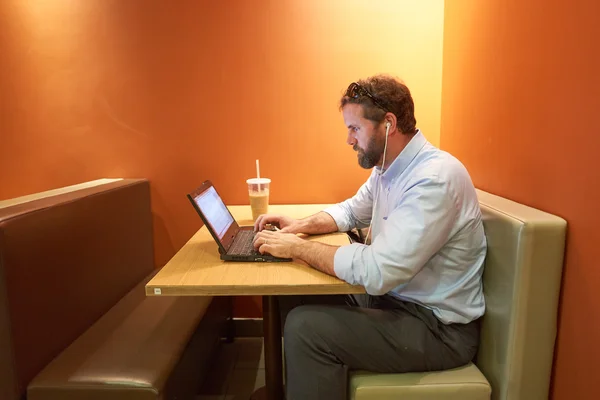 Mann in McDonalds Restaurant — Stockfoto