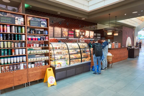 Starbucks cafe in Dubai International Airport — ストック写真