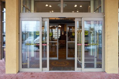 Sheraton Hotel, giriş yoluna